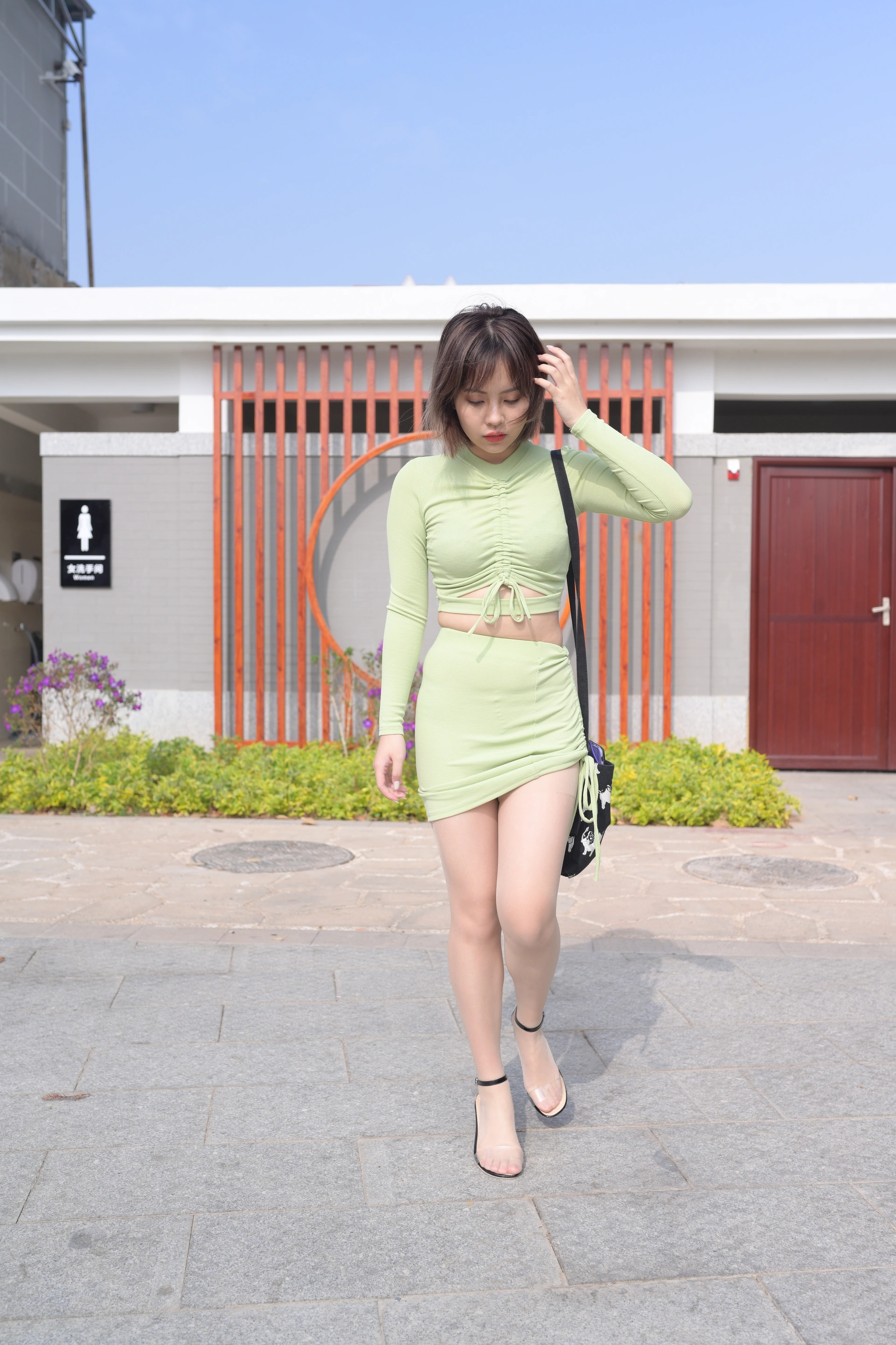 [魔镜街拍] 083 SM_0007程生街拍 微胖的美女肉丝袜美脚特写太性感 2